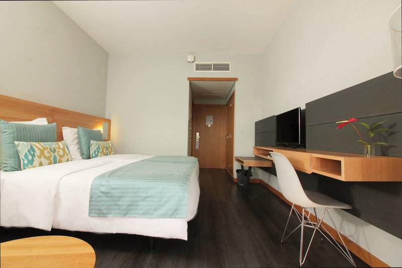 Hotelzimmer mit Bett, Schreibtisch und Fernseher im Madeira Panorâmico Hotel.