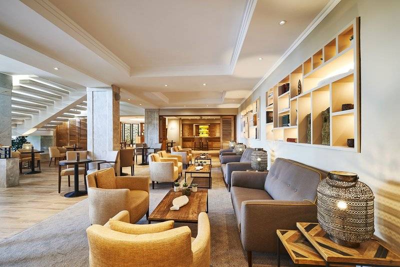 Loungebereich des Porto Mare - PortoBay Hotels mit modernen Möbeln und Holzelementen.