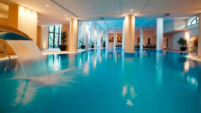 Innenpool des Porto Mare - PortoBay Hotels mit Wasserfall und blauem Wasser