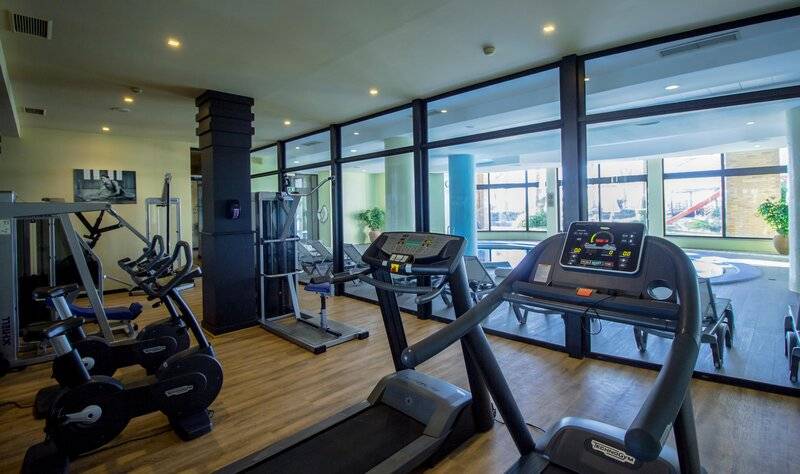 Fitnesscenter im Calheta Beach Hotel mit Laufbändern und anderen Trainingsgeräten.