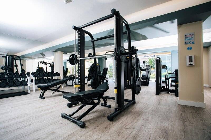 Fitnessstudio im Views Oasis Hotel mit diversen Trainingsgeräten und Holzboden