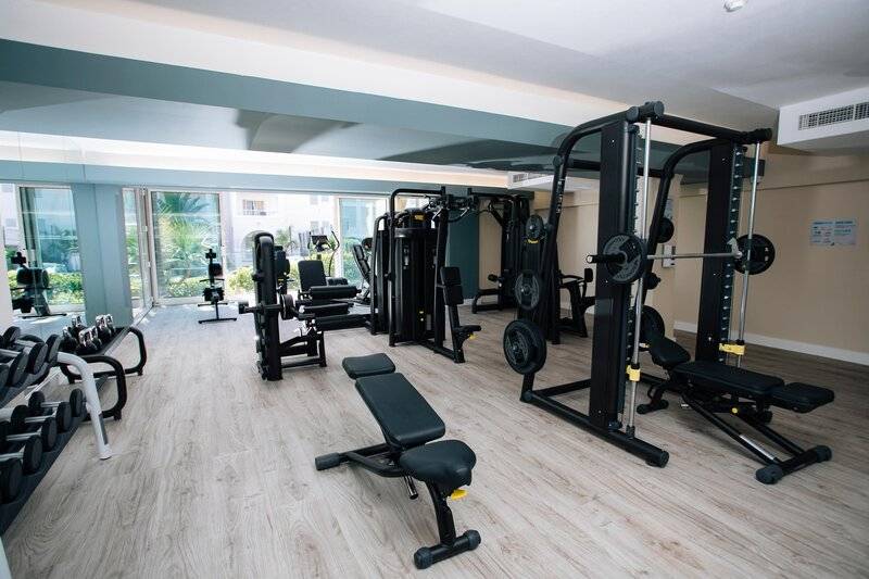 Fitnesscenter im The Views Oasis Hotel mit diversen Trainingsgeräten.