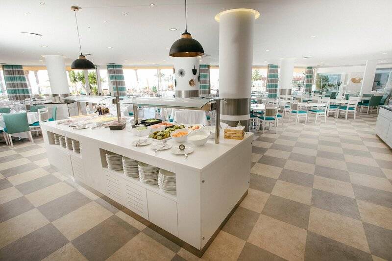 Frühstücksbuffet im The Views Oasis Hotel mit verschiedenen Speisen und Getränken.