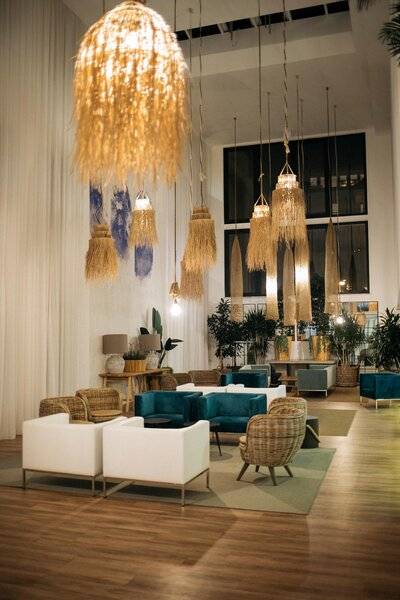 Lobby des Views Oasis Hotels mit Sofas, Sesseln und hängenden Lampen.