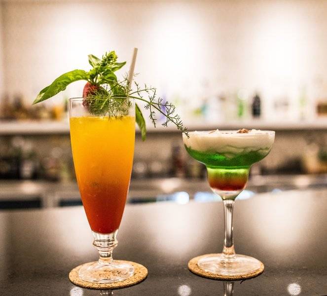 Zwei Cocktails auf der Bar des The Views Oasis Hotel.