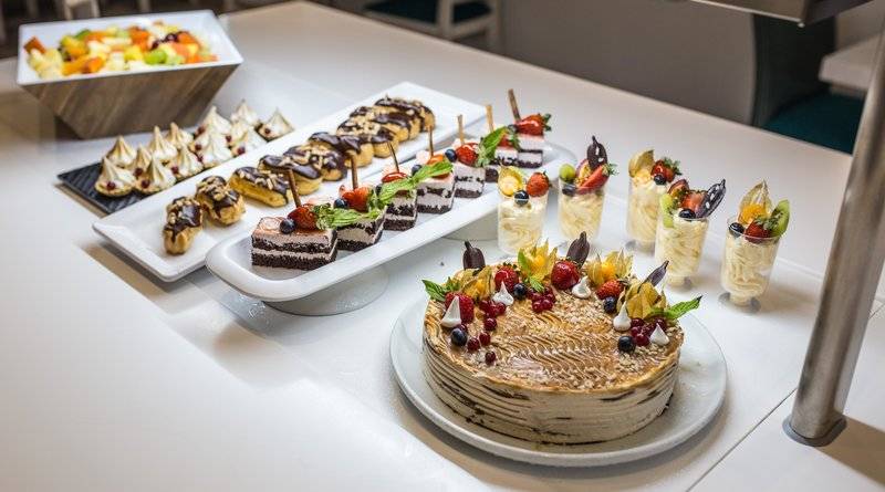 Buffet im Views Oasis Hotel mit verschiedenen Desserts und Früchten.