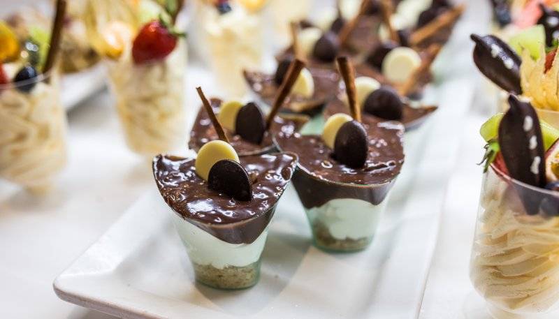 Dessertsplatter im The Views Oasis Hotel mit Schokoladen- und Obsttoppings.