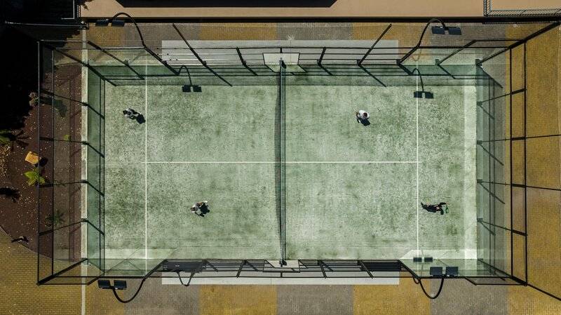 Aussen Tennisplatz im Views Baia Hotel mit Spielern