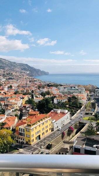 Aussicht von den Views Baia Hotel auf die Stadt und das Meer