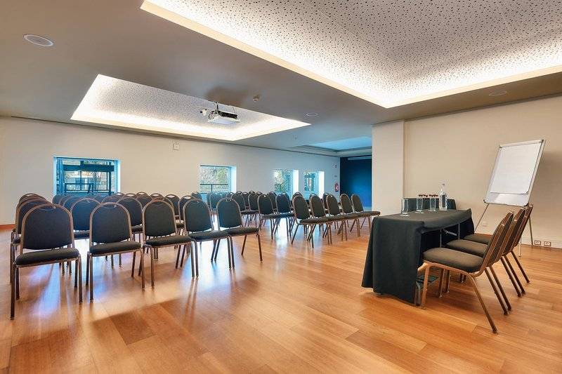 Konferenzraum im Views Baia Hotel mit blauen Stühlen und einem langen Tisch.