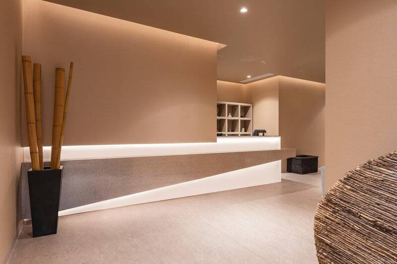 Lobbybereich des The Views Baia Hotels mit modernem Design und heller Beleuchtung.