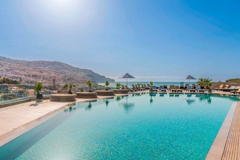 Außenpool mit Sonnenliegen und Blick auf das Meer, Hotel The Views Baia