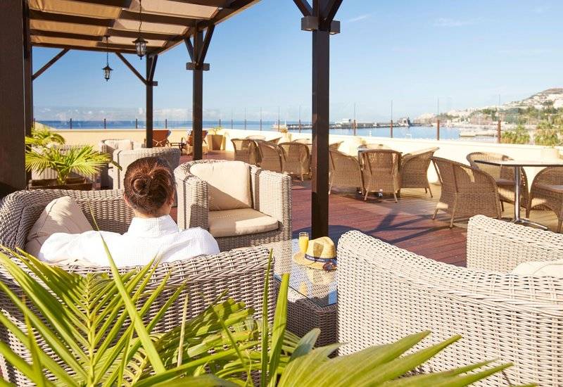 Ausblick von der Terrasse des Porto Santa Maria Hotels mit Blick auf das Meer.