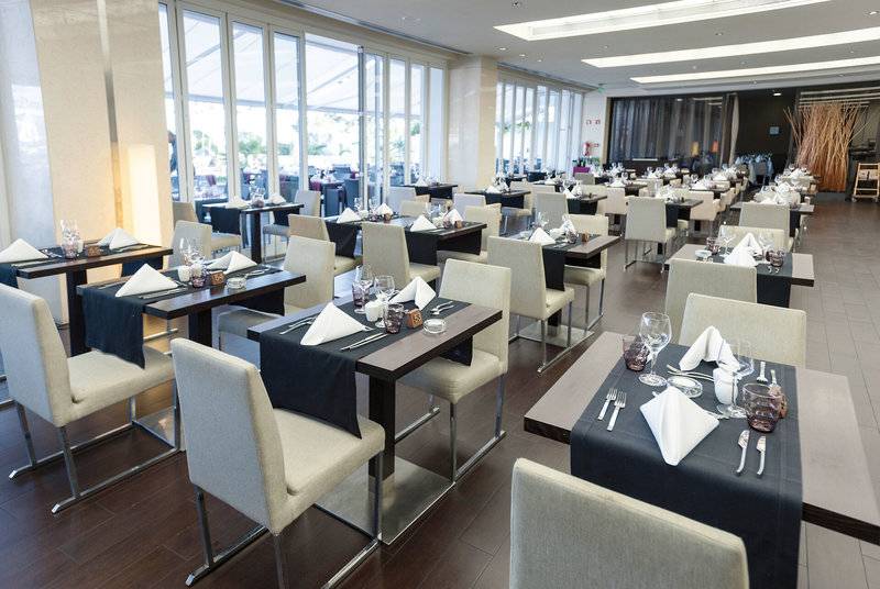 Restaurant des Melia Madeira Mare Resort & Spa mit gedeckten Tischen und Stühlen