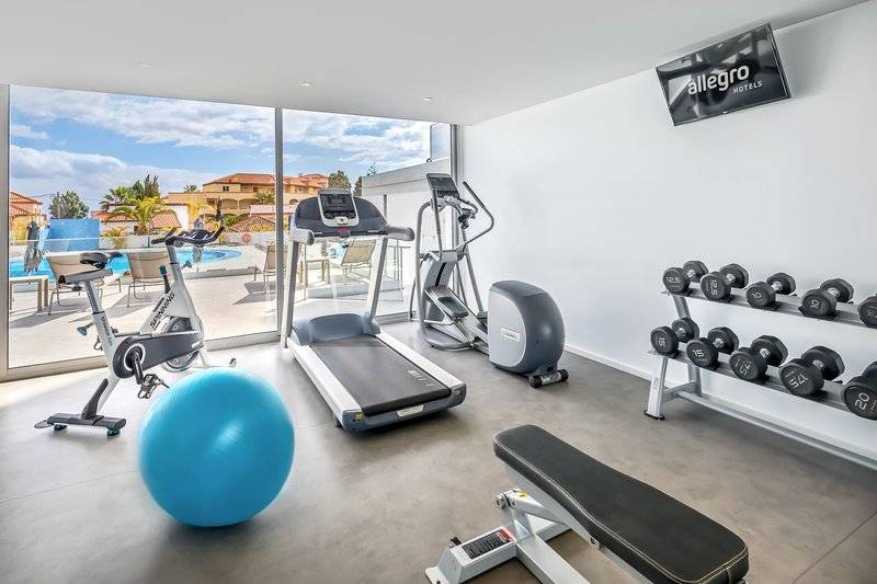 Fitnessbereich im Allegro Madeira Hotel mit Blick auf den Pool.