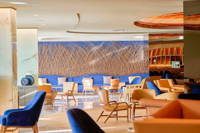 Lobby des Savoy Palace Hotels mit blauen Sofas und blauer Wandgestaltung.