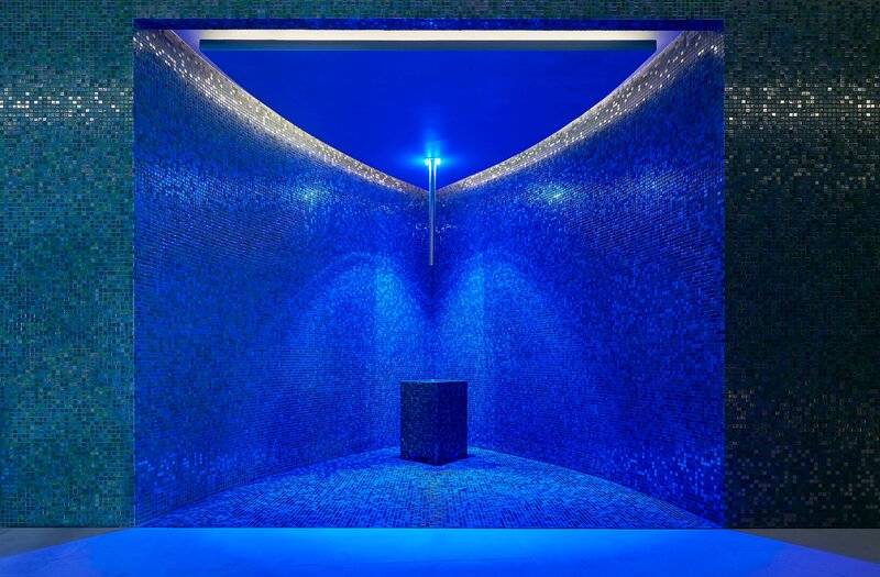 Blaue Sauna im Savoy Palace Hotel mit blauen Mosaikfliesen und einer Lichtquelle in der Mitte.