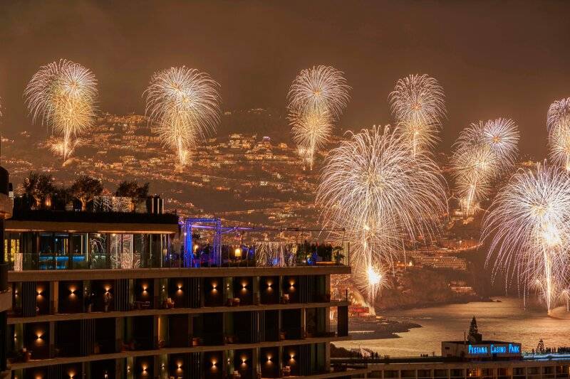 Feuerwerk über dem Savoy Palace Hotel bei Nacht mit Blick auf die Stadt und das Meer