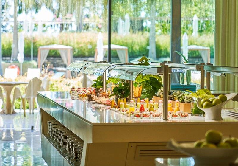 Frühstücksbuffet im Savoy Palace Hotel mit Blick auf den Garten.