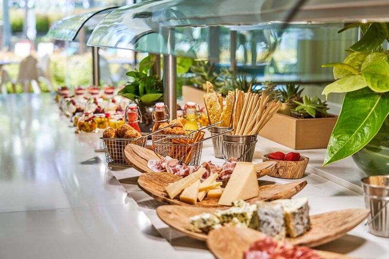 Buffet-Tisch im Savoy Palace Hotel mit einer Auswahl an Käse, Wurst, Brot und Früchten.