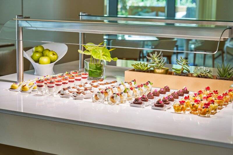 Buffet-Tisch mit Nachtisch im Savoy Palace Hotel, reich an Früchten und Schokoladen-Desserts.