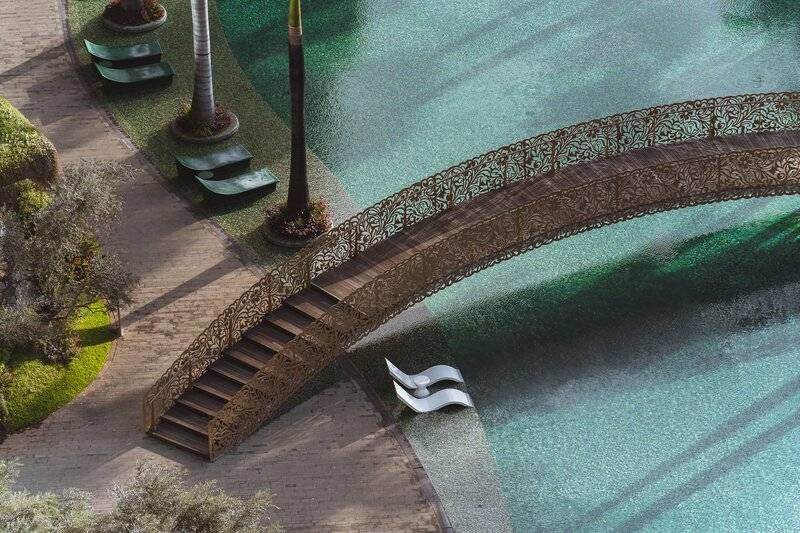 Luftaufnahme der Brücke über dem Pool im Savoy Palace Hotel.