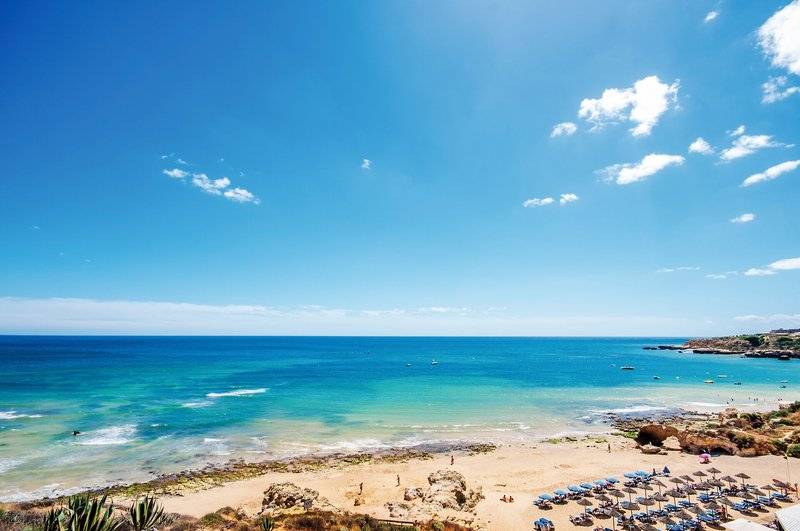 Strandansicht des Aqua Pedra dos Bicos Hotels mit blauem Himmel und Meer