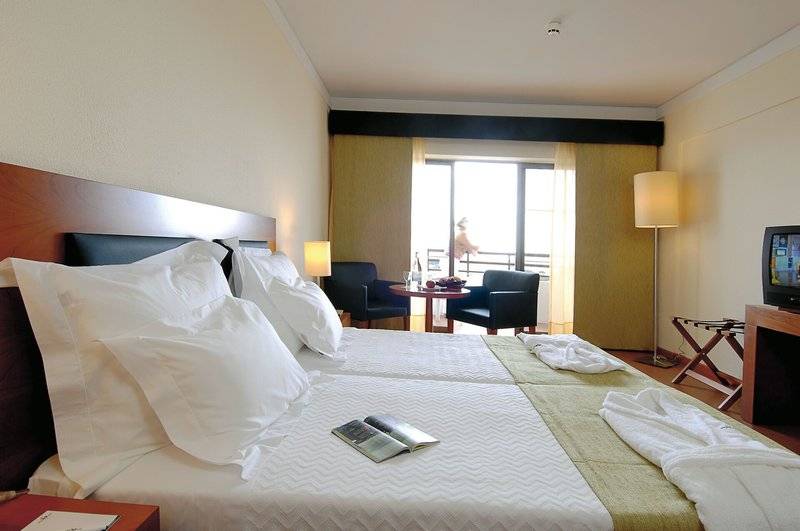 Doppelbett-Zimmer im Vila Galé Cerro Alagoa mit Fernseher, Fenstern und Balkon