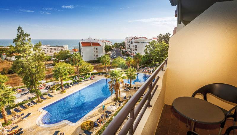 Aussicht von der Balkon des Vila Galé Cerro Alagoa Hotel auf den Swimmingpool und die Umgebung.