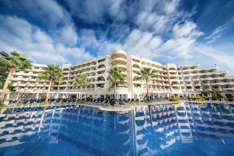 Außenpool des Vila Galé Cerro Alagoa Hotels mit Liegestühlen und Sonnenschirmen.