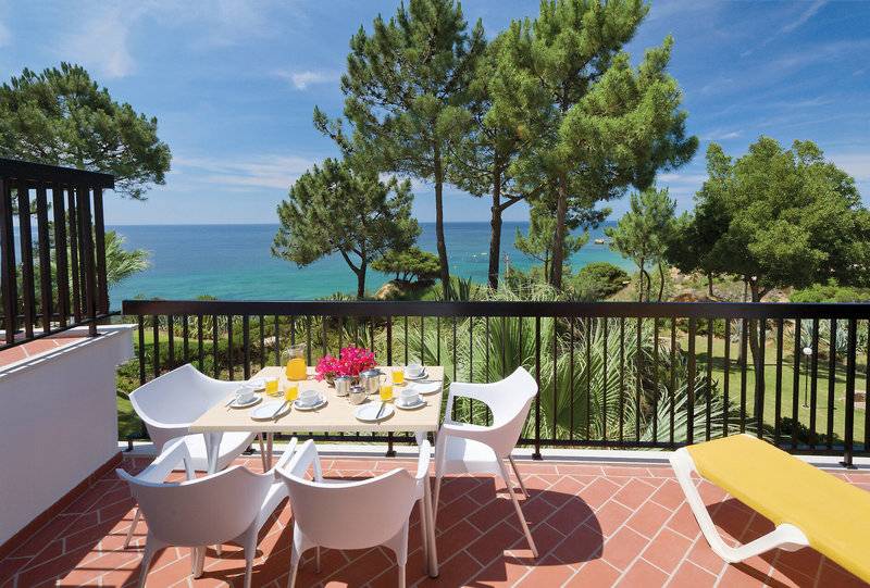 Balkon mit Meerblick im Alfagar Village Hotel mit Tisch und Orangensaft