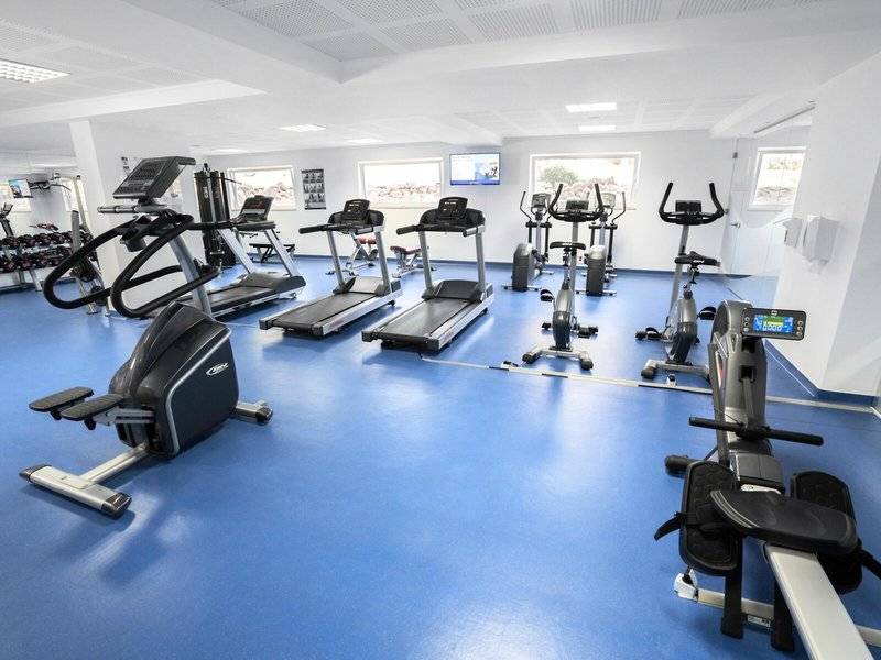 Fitnesscenter im Falesia Hotel - Algarve mit Laufbändern, Rudergeräten und anderen Trainingsgeräten.