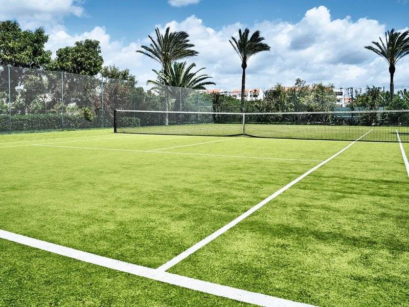 Tennisplatz im Falesia Hotel - Algarve mit grünem Kunstrasen und weißem Rand.