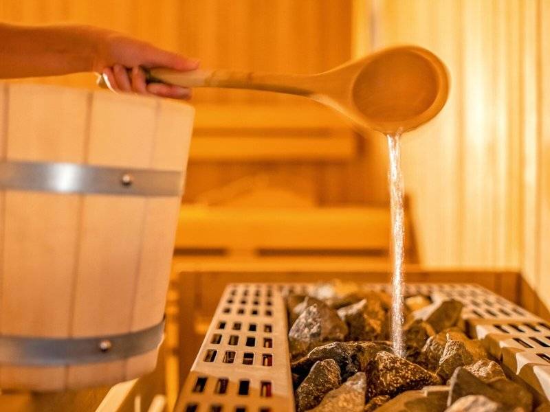 Wasser wird über Steine in der Sauna des Falesia Hotels gegossen.