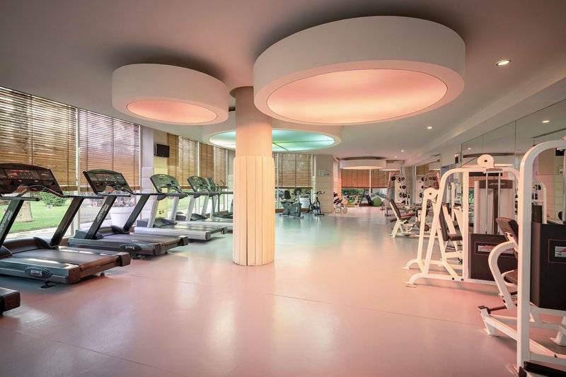 Fitnesscenter im Kaya Belek Hotel mit Laufbändern und anderen Geräten.