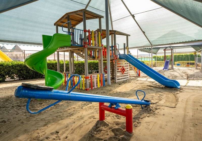 Kinderspielplatz im Hotel Kaya Belek mit Rutschen und Schaukeln.