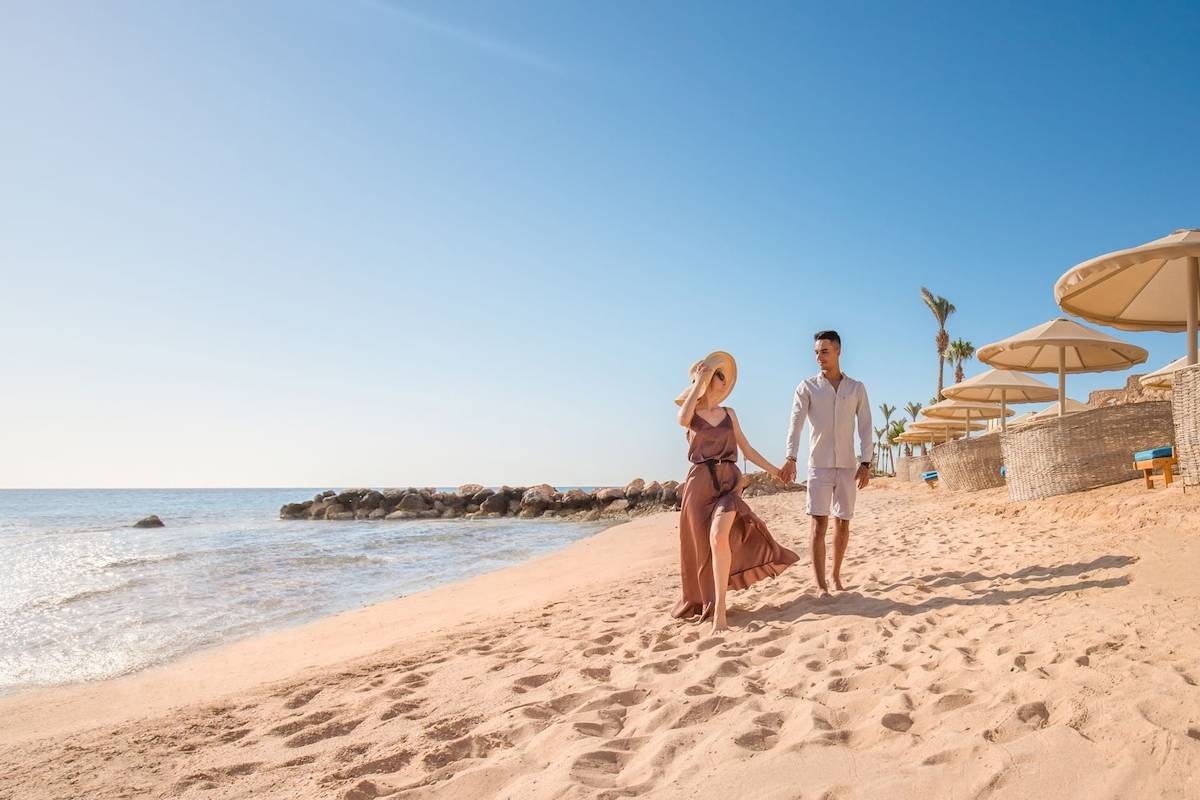 Paar am Strand vor dem Pickalbatros Citadel Resort