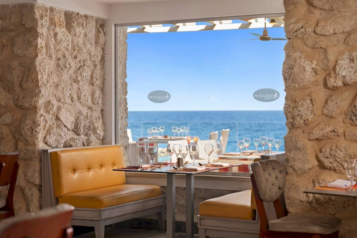 Innenansicht des Restaurants im Pickalbatros Citadel Resort mit Blick auf das Meer.