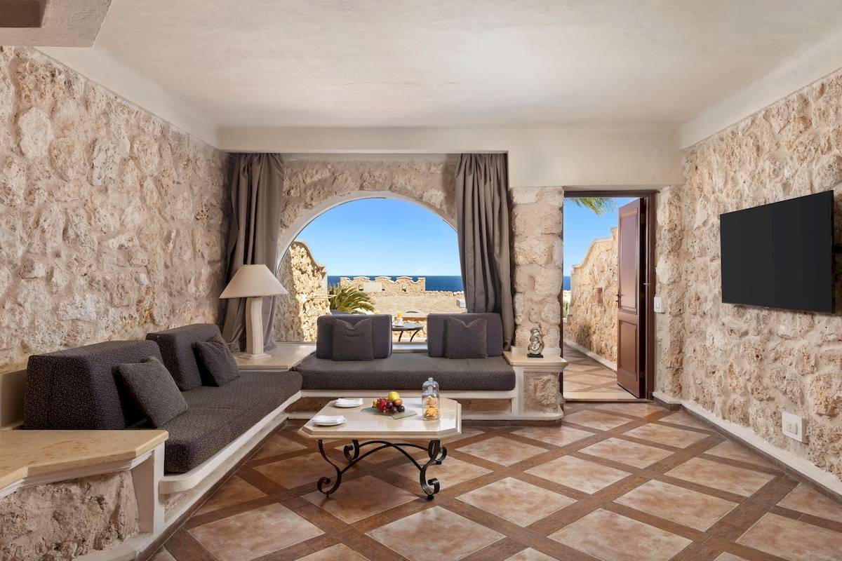 Wohnbereich des Pickalbatros Citadel Resort mit Blick auf das Meer.