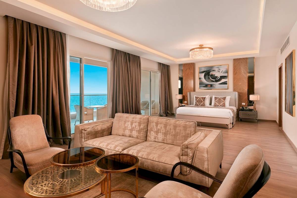 Innenansicht der Suite im Pickalbatros Citadel Resort mit Blick auf das Meer.