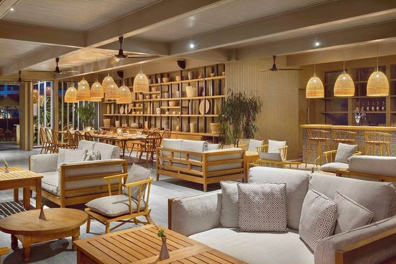 Innenbereich des Steigenberger Resort Alaya mit Loungemöbeln, Essbereich und Bar.