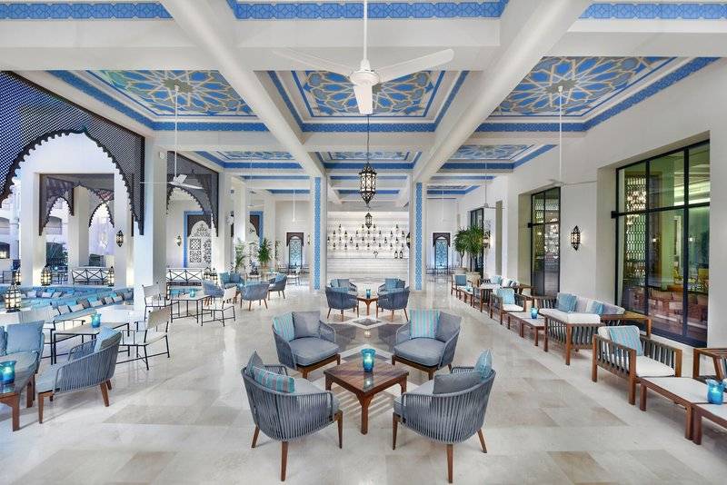 Lobby des Steigenberger Resort Alaya mit blauen und weißen Decken, Sesseln und Tischen