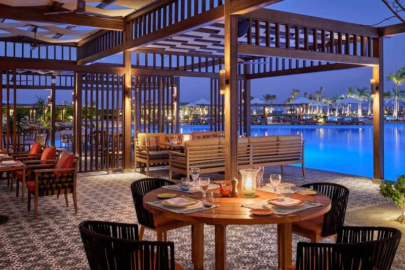 Abendessen im Hotelrestaurant im Steigenberger Resort Alaya bei Nacht mit Blick auf den Swimmingpool.