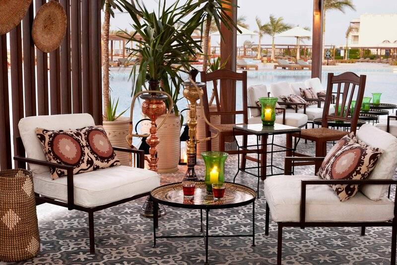 Lounge-Bereich im Steigenberger Resort Alaya mit dekorierten Stühlen, Tischen und Pflanzen.