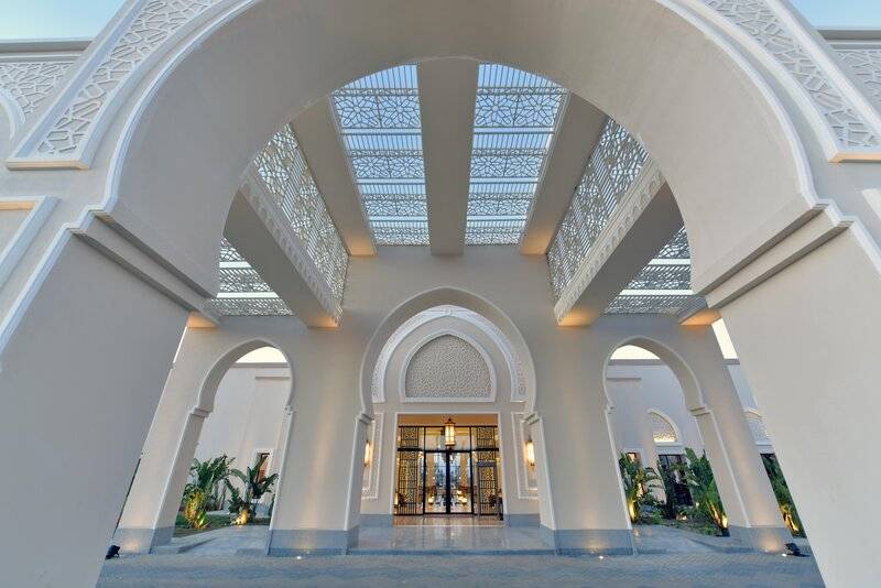 Eingang des Steigenberger Resorts Alaya mit weißen Bögen und Glasdach