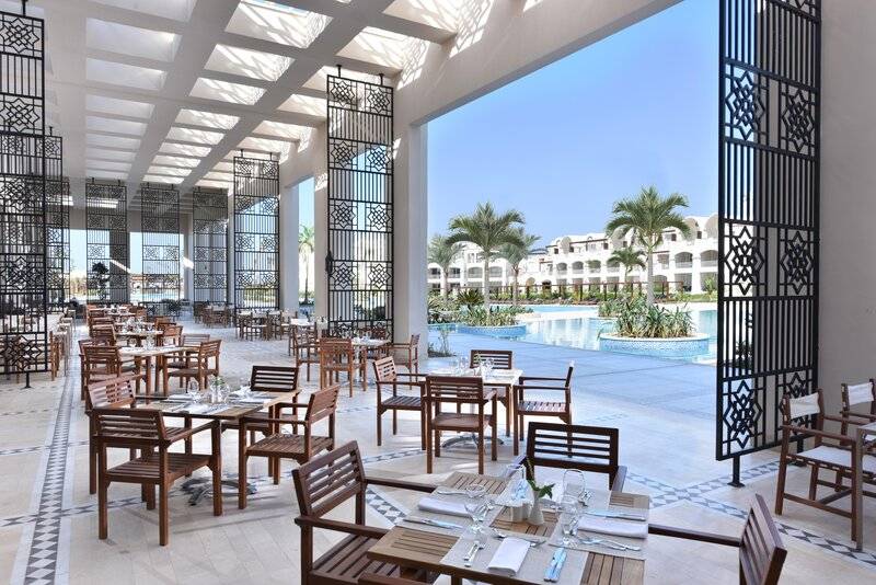 Außenbereich des Restaurants im Steigenberger Resort Alaya mit Blick auf den Swimmingpool.