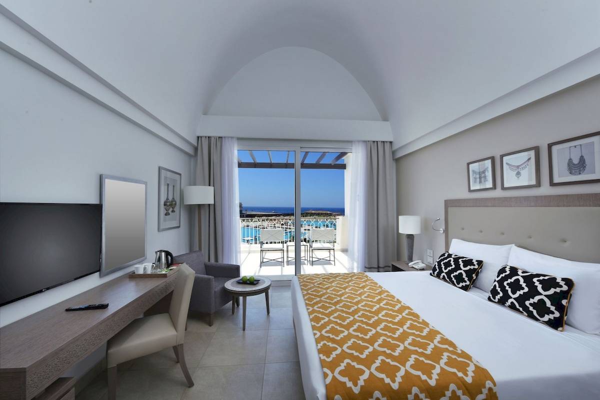 Innenansicht eines Zimmers im Steigenberger Resort Alaya mit Balkon und Meerblick.