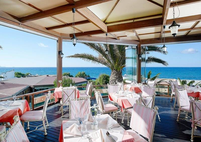 Terrasse des Mitsis Cretan Village Hotels mit Blick auf das Meer