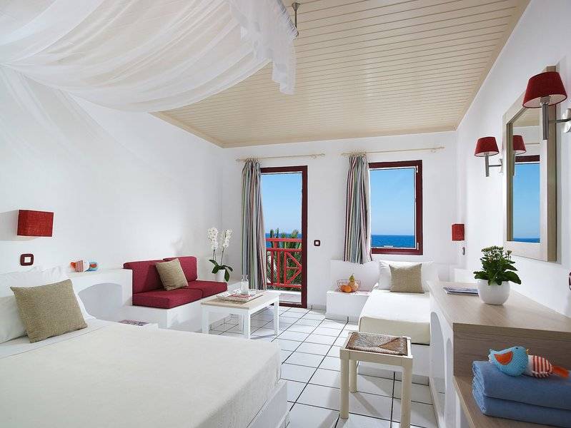 Innenansicht eines Zimmers im Mitsis Cretan Village Hotel mit Blick auf das Meer.