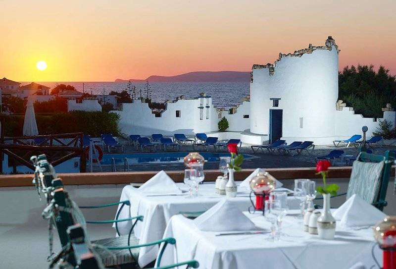 Mitsis Cretan Village Terrasse mit Blick auf den Sonnenuntergang und den Pool
